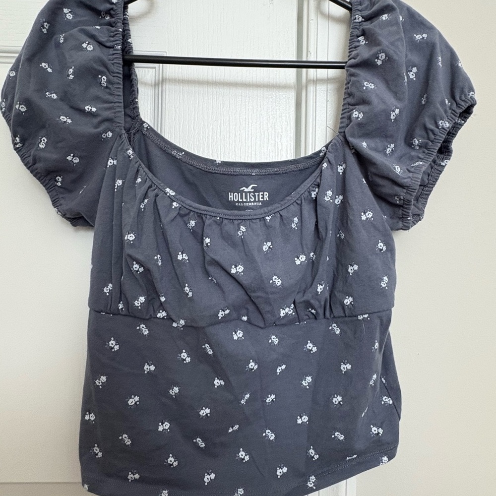 Hollister blue floral cropped shirt with ruffed sleeves